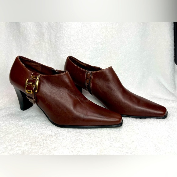 Liz Claiborne booties, side zip, gold hardware - Picture 5 of 6